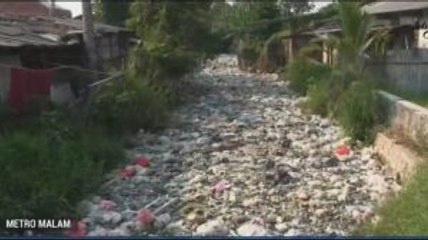 Ribuan Kubik Sampah Menumpuk di Kali Bahagia Bekasi