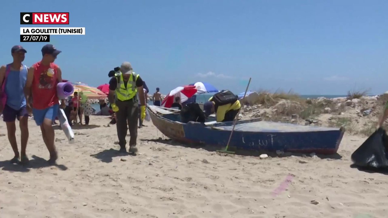 Sur les plages de Tunisie, des citoyens en guerre contre les déchets