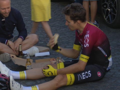 Tour de France - Chez Ineos, on fête la fin du Tour avec des bières et des pizzas !