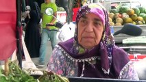 79 Yaşında el arabasıyla semizotu satan Fatma Teyze gençlere taş çıkartıyor