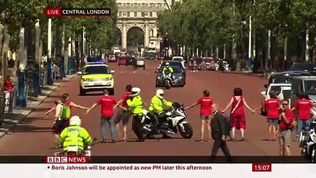 Protesters seek to block Mr Johnson's route - BBC News