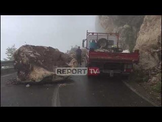 Report TV -Shkëmbinjtë shemben mbi rrugë, bllokohet aksi turistik Krujë Sarisalltik