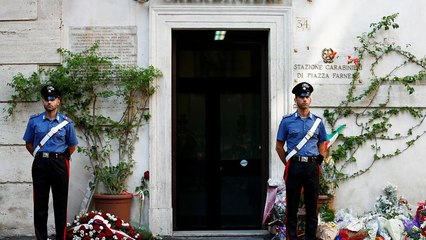 Norte-americano surge vendado e algemado em esquada da polícia