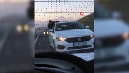 Otomobilin camında tehlikeli yolculuk