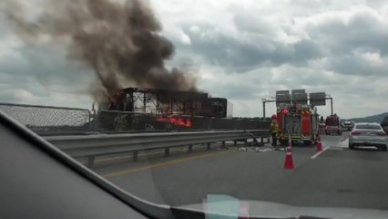 충남 아산 도로서 화물차끼리 추돌...1명 숨져 / YTN