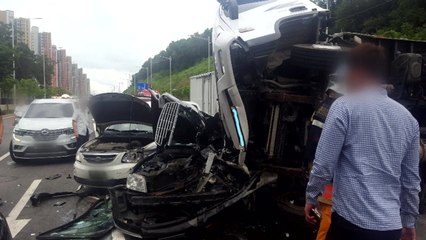 경기 김포에서 차량 7대 잇달아 '쾅'...4명 다쳐 / YTN