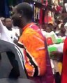 Akon accueilli par une immense foule dans un marché à Lagos au Nigeria