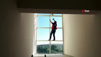 Lojmanda mahsur kalan güvercini itfaiye kurtardı