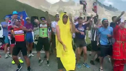 The only Links Rechts video you’ll ever need. Beefeaters, Bananaman and a T-Rex