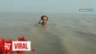 Pakistani reporter in neck-deep floodwaters goes viral