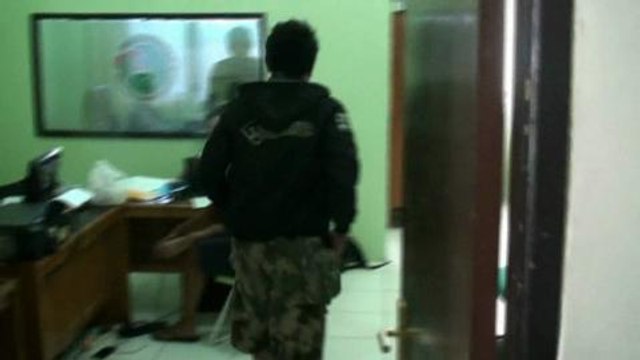 Mantan-Ketua-Wakil-DPRD-Banten-Ditangkap-Polisi.flv