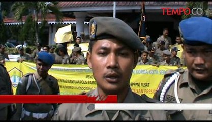 Puluhan-Satpol-PP-Demo-DPRD-Tuntut-Jadi-PNS.flv