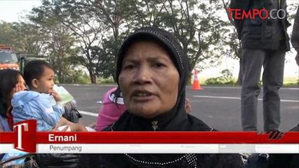 Descargar video: Senggol Mobil, Bus Lintas Sumatera Terguling di Tol