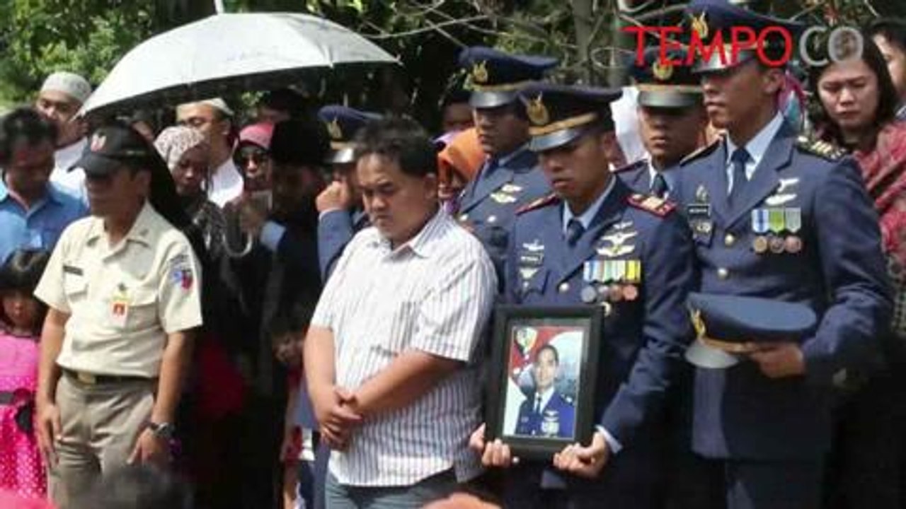 Mengharukan, Istri Pilot Hercules Itu Bersimpuh di Makam Sandy