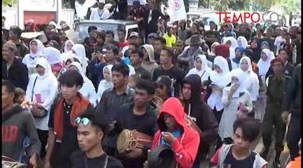 Daftar ke KPU, Balon Bupati Pandeglang Ini Naik Traktor