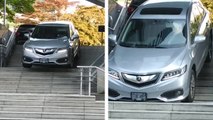 Une automobiliste descend un escalier en voiture