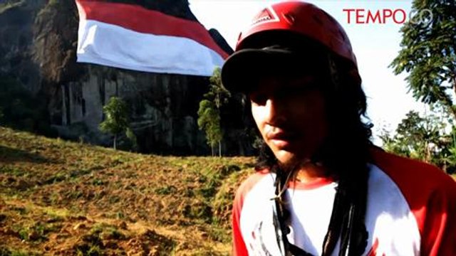 HUT RI ke-70, Pemanjat Tebing Ini Kibarkan Bendera Raksasa