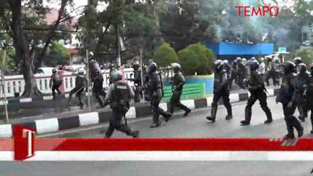 Demo Ratusan Mahasiswa IAIN Berakhir Bentrok Dengan Polisi