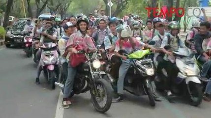 Ratusan Pelajar Corat-Coret dan Berselfie di Atas Motor Usai UN