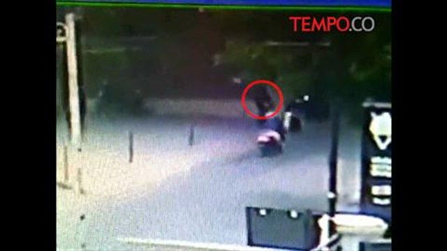 Aksi Pelemparan Kantor Gojek Terekam CCTV