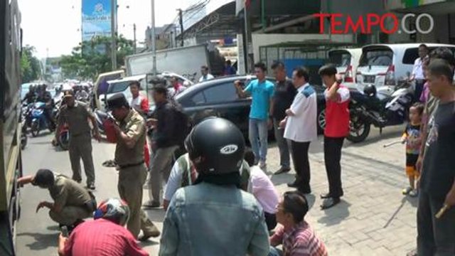 Warga Ngakak, Aksi Orang Gila Ini Bikin Frustrasi Satpol PP