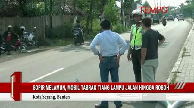 Sopir Melamun, Mobil Tabrak Tiang Lampu Jalan hingga Roboh