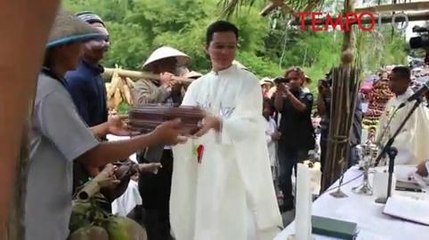 Unik, Misa Natal Petani Digelar di Atas Dam Jembatan