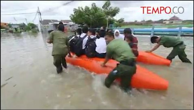 Meski Banjir, Para Pelajar Ini Tetap Semangat Bersekolah
