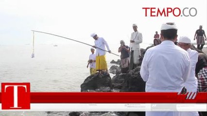 Ribuan Umat Hindu Gelar Upacara Melasti di Pantai Marina Semarang