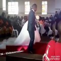 Cet homme est tellement heureux de s’être marié à sa bien-aimée. Regardez sa danse hilarante !