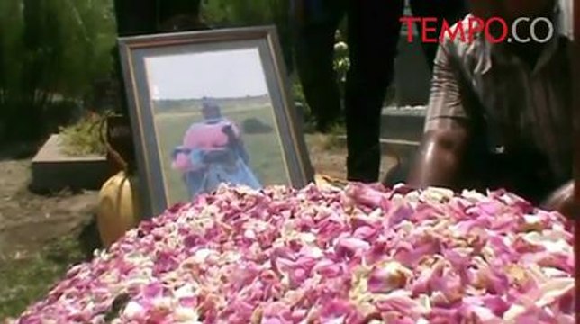 Isak Tangis Iringi Pemakaman Jenazah Atlet Terjun Payung