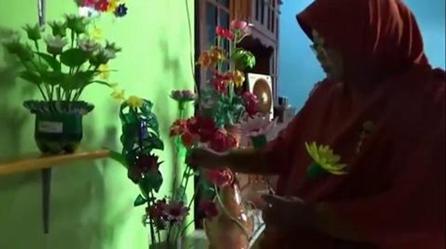 Kreasi Warga, Botol Bekas Minuman Disulap Jadi Bunga