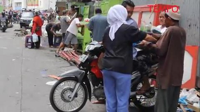 Petugas Satpol PP Bongkar Kios Pedagang Pasar Johar