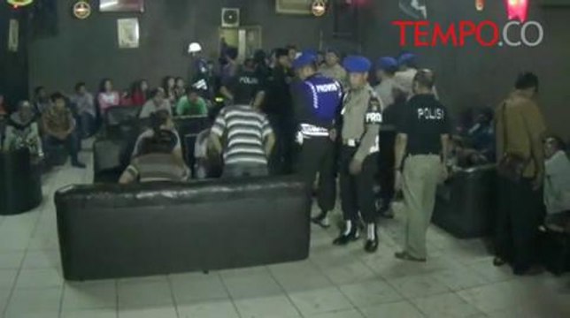 Razia Tempat Hiburan Malam, Pemandu Karaoke Ini Histeris