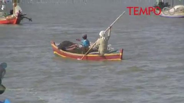 Dengan Perahu Kecil, Nelayan Usir Kapal Besar Penambang Pasir