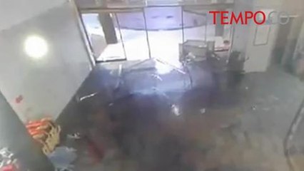 Rekaman CCTV Detik-Detik Atap Kanopi Aeon Mall Runtuh