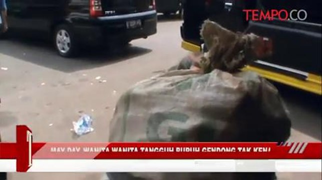 May Day, Wanita Tangguh Buruh Gendong Ini Tak Kenal Libur