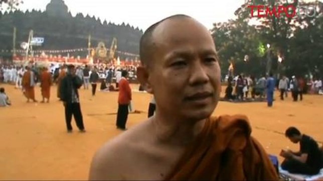 Detik-Detik Waisak Umat Buddha Lakukan Meditasi dengan Khidmat