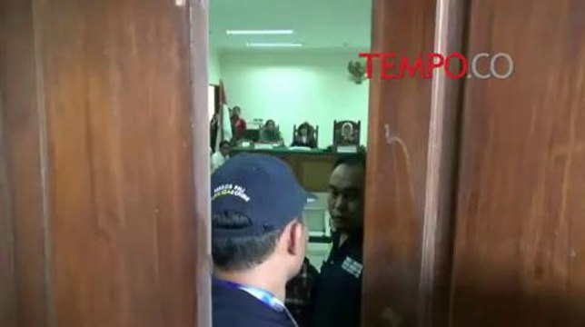 Ricuh, Terdakwa Pembunuh Eno Farihah Dapat Bogem Mentah