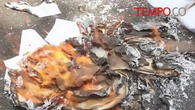 Ratusan Warga Berdemo Menentang Pabrik Semen Gombong