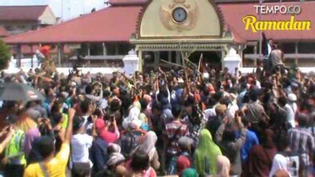 Ribuan Masyarakat Antusias Berebut Gunungan Grebeg Syawal
