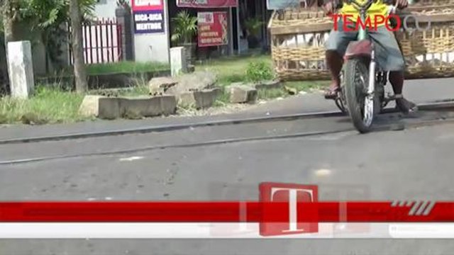 Rawan Kecelakaan, Relawan Jaga Perlintasan Kereta Tanpa Palang Pintu