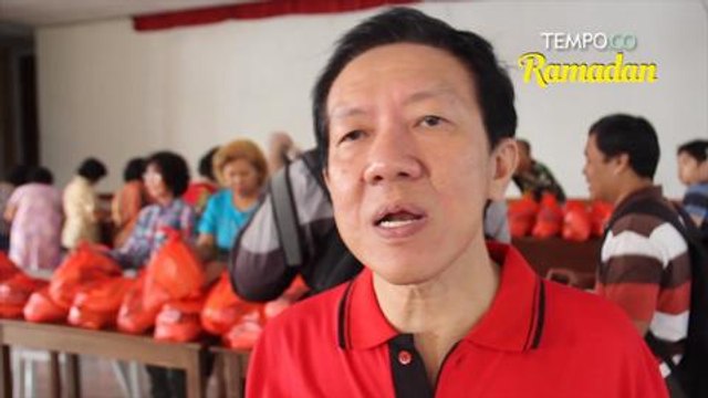 Umat Budha Bagikan Ratusan Paket Lebaran Bagi Warga Muslim