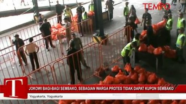 Jokowi Bagi-Bagi Sembako, Sebagian Warga Protes Tidak Dapat Kupon Sembako