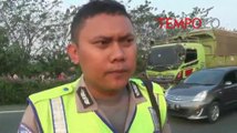 Detik-Detik Minibus Berpenumpang 6 Orang Terbakar