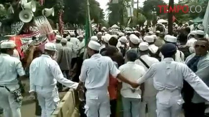 Dipisahkan, Dua Kelompok Massa di Sidang Ahok