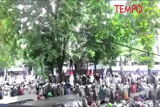 Demo FPI, Mobil Rizieq Shihab Terhalang Kabel dan Ranting
