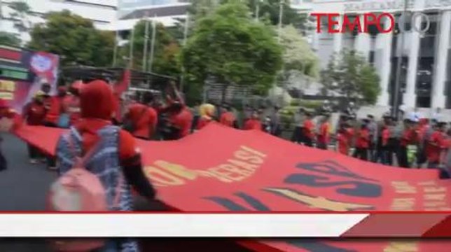 Ribuan Buruh Berunjuk Rasa Tolak Peraturan Pengupahan