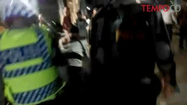 Redam Aksi Anarkistis, Polisi Lepaskan Gas Air Mata