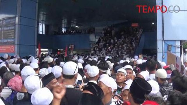 Massa Aksi Super Damai 212 Padati Stasiun Sambil Lantunkan Salawat